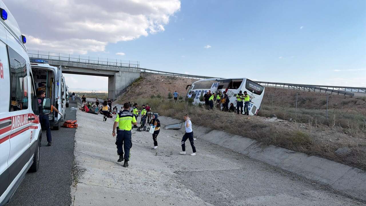 44 kişinin yaralandığı otobüs kazasından acı haber! Geride son kare kaldı 12
